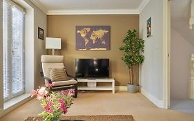 Curb Properties - Gorgeous 3 Bedroom House Close To Town Centre